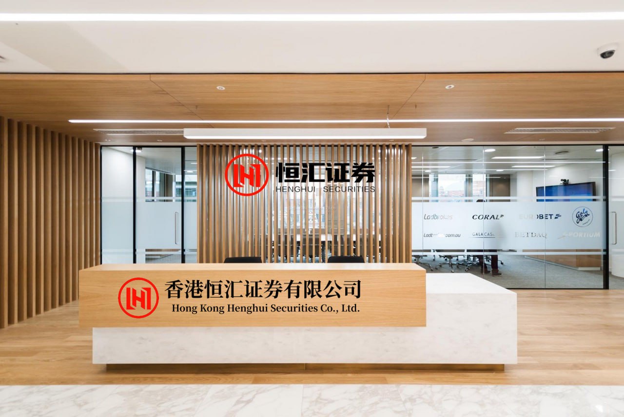 益牛网 影帝身后, 站着的是监工。 不是张曼玉那种光影里的知己。是刘嘉玲。她...